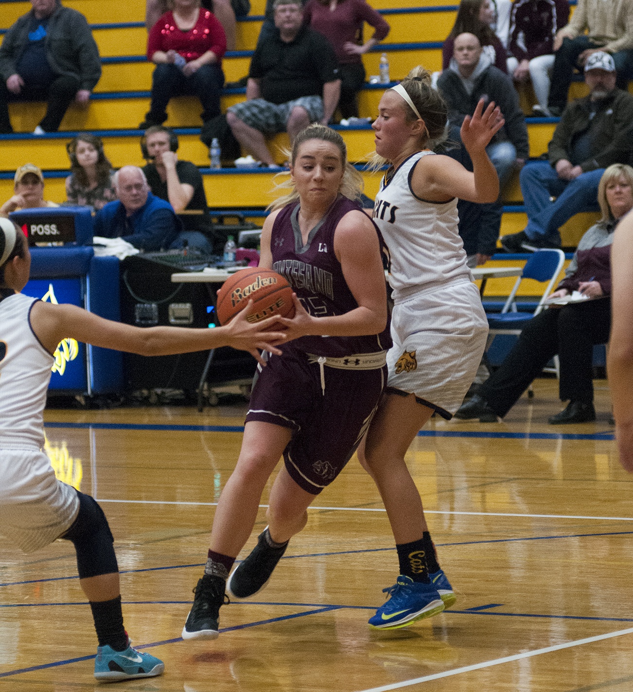 (Brendan Carl | Grays Harbor Newspaper Group) Montesano’s Shayla Floch drives between two Aberdeen defenders on Tuesday.